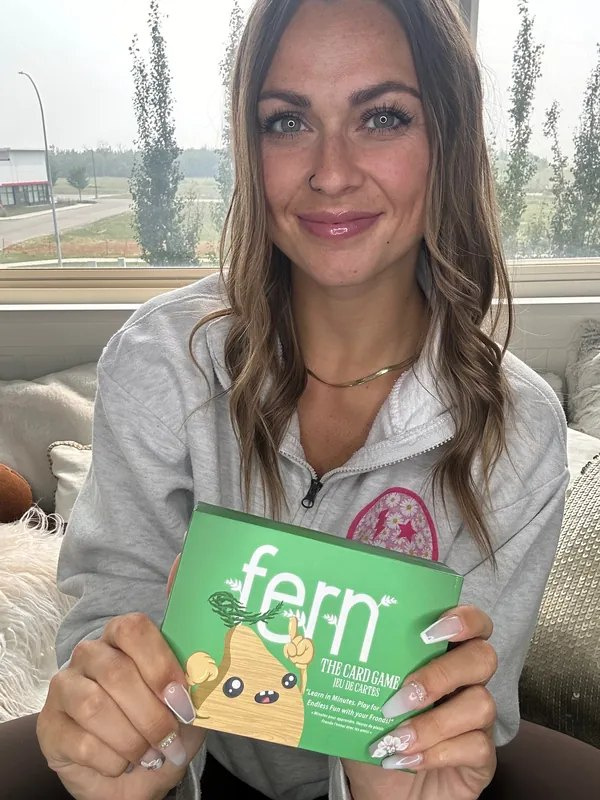 Une personne qui tient le jeu Fern