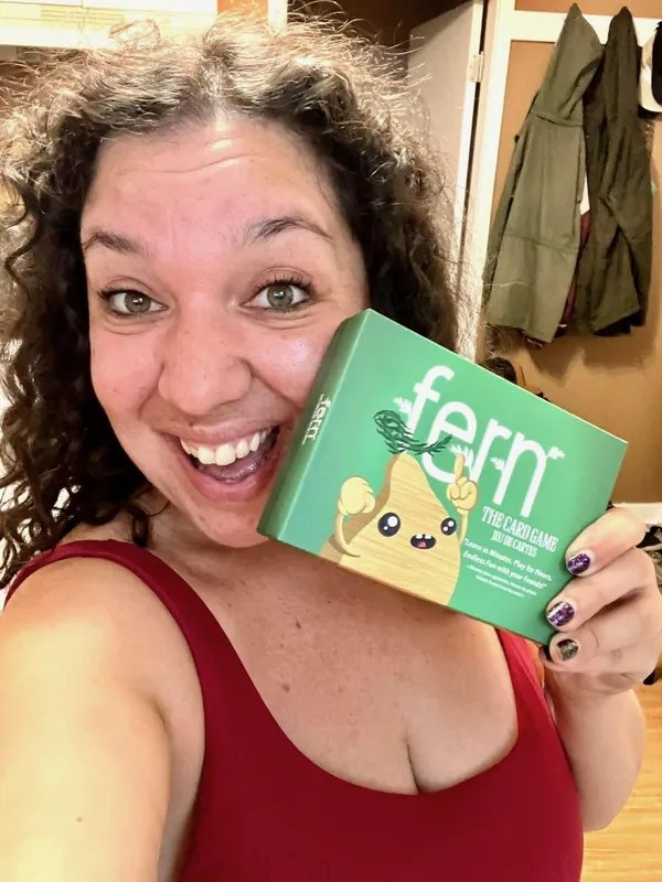 Une personne qui tient le jeu Fern