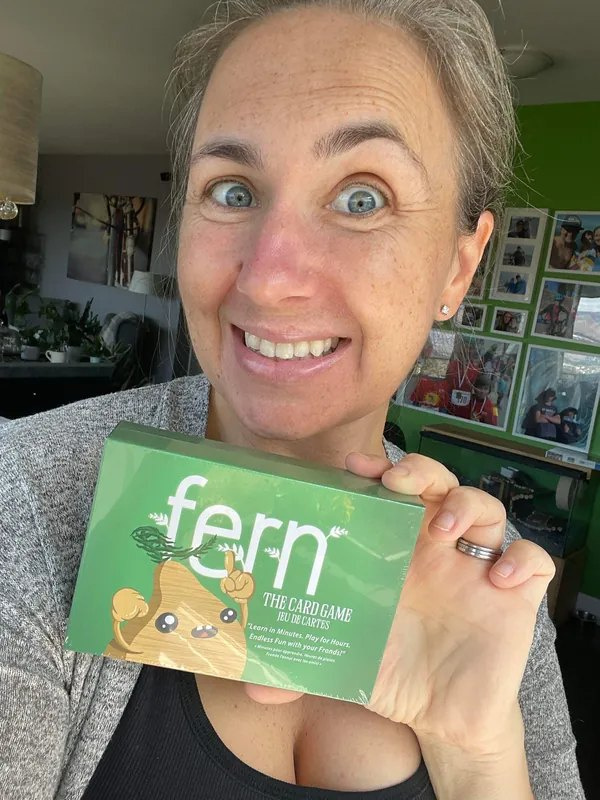 Une personne qui tient le jeu Fern