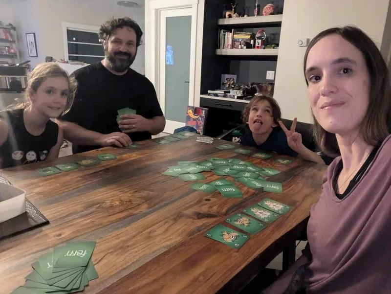 Des amis et de la famille qui jouent à Fern