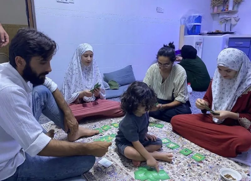 Des amis et de la famille qui jouent à Fern