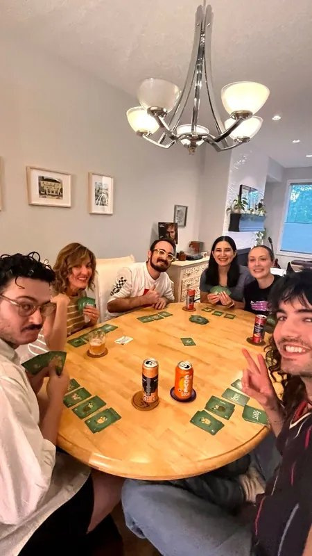 Des amis et de la famille qui jouent à Fern